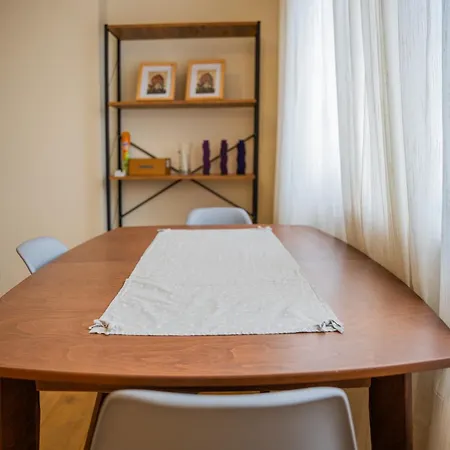 Centre Lions Gate 4 アパート