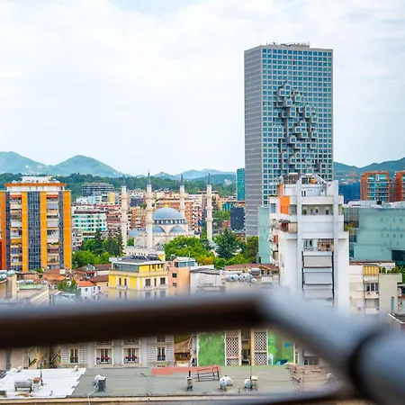 Centre Lions Gate 4 アパート ティラナ