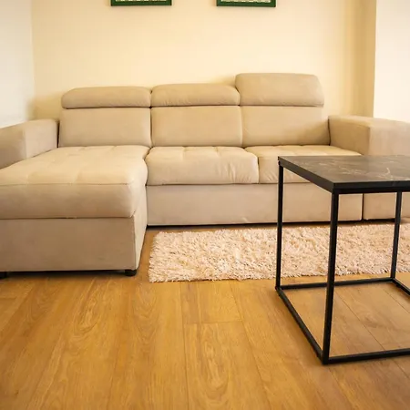 Centre Lions Gate 4 アパート