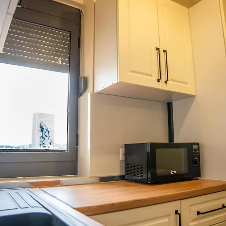 Centre Lions Gate 4 *