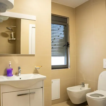 アパート Centre Lions Gate 4 ティラナ